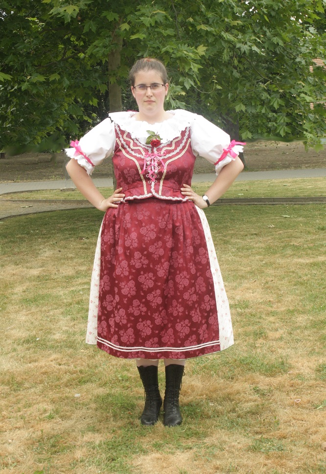 d) polosváteční kroj z Těšan