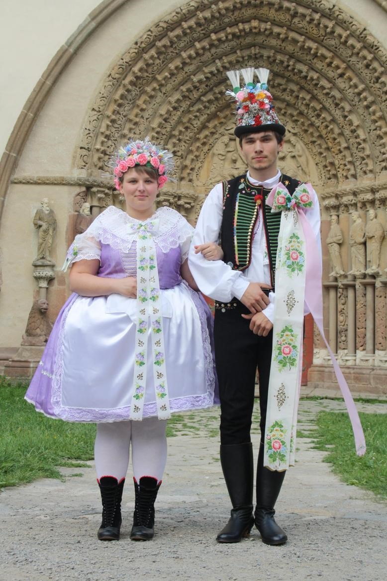 a) kroj z Hustopečí