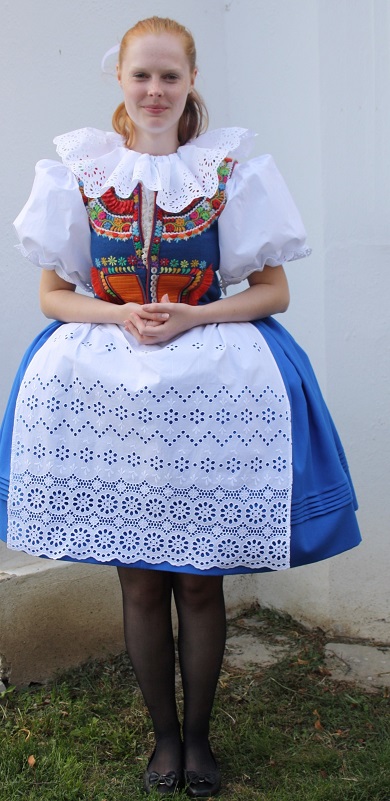 e) polosváteční kroj